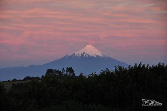 O céu se pinta de violeta sobre o vulcão Osorno, na incrível imagem de fim de tarde em Puerto Varas, no sul do Chile
